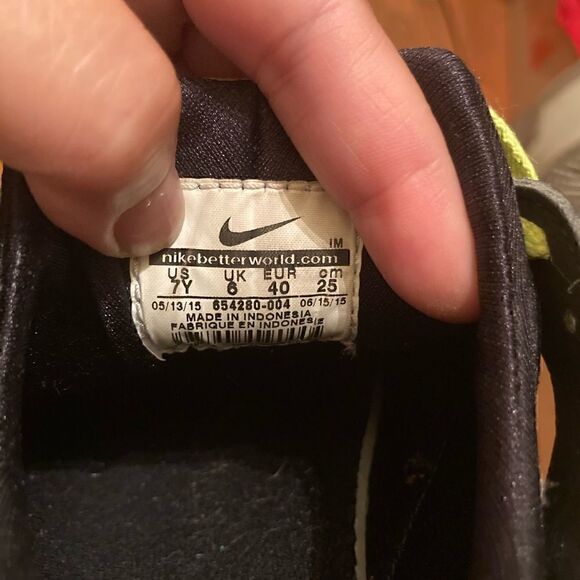 NIKE HUARACHES black & pink rubber accents sneakers 7Y Euc - Picture 9 of 9